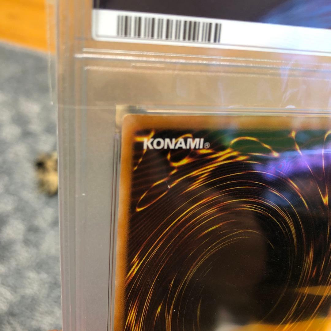 遊戯王カード　ブラックマジシャン　レリーフ　PSA7