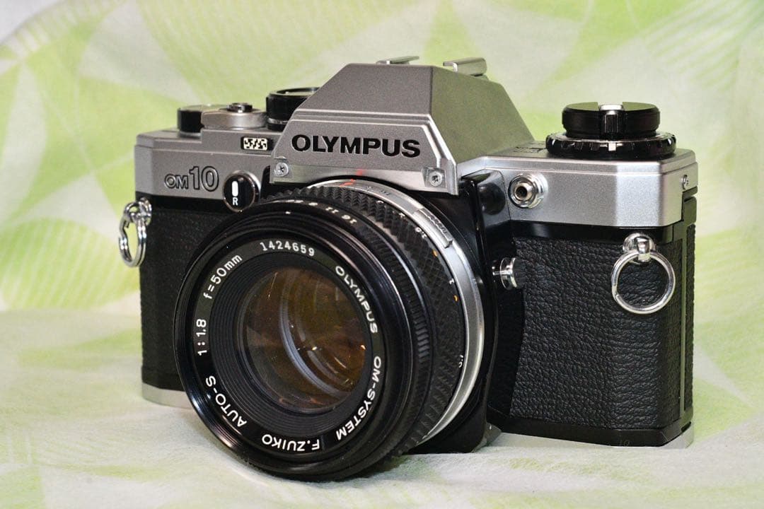 《極美品》OLYMPUS OM10+標準レンズ+付属品多数　a409
