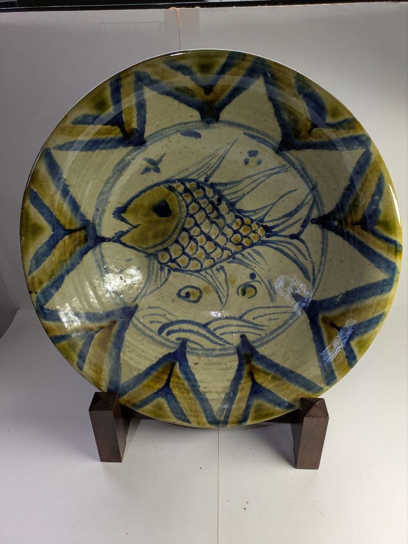 【真作】沖縄壺屋焼、仁王窯、小橋川仁王作、『魚文飾鉢』、銘「仁王」、皿立付、箱無