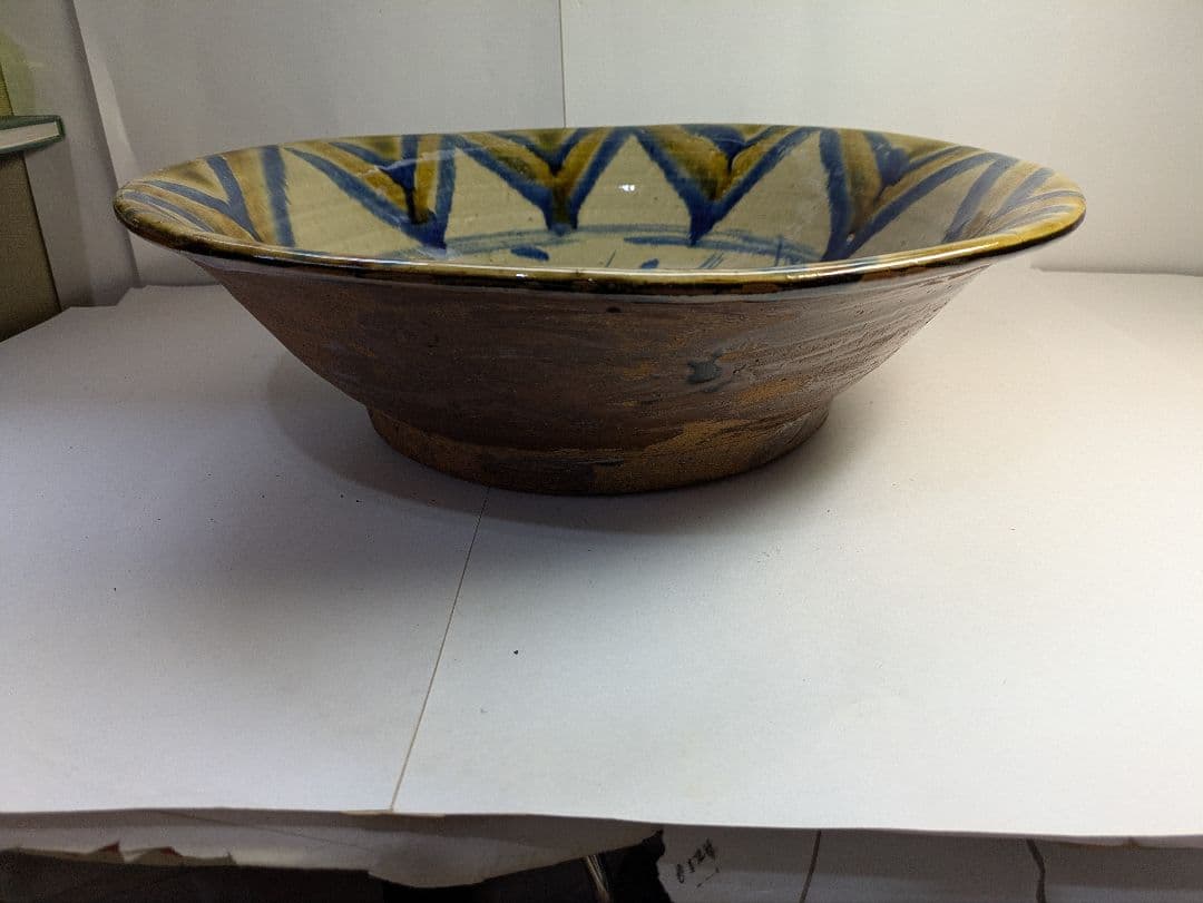 【真作】沖縄壺屋焼、仁王窯、小橋川仁王作、『魚文飾鉢』、銘「仁王」、皿立付、箱無