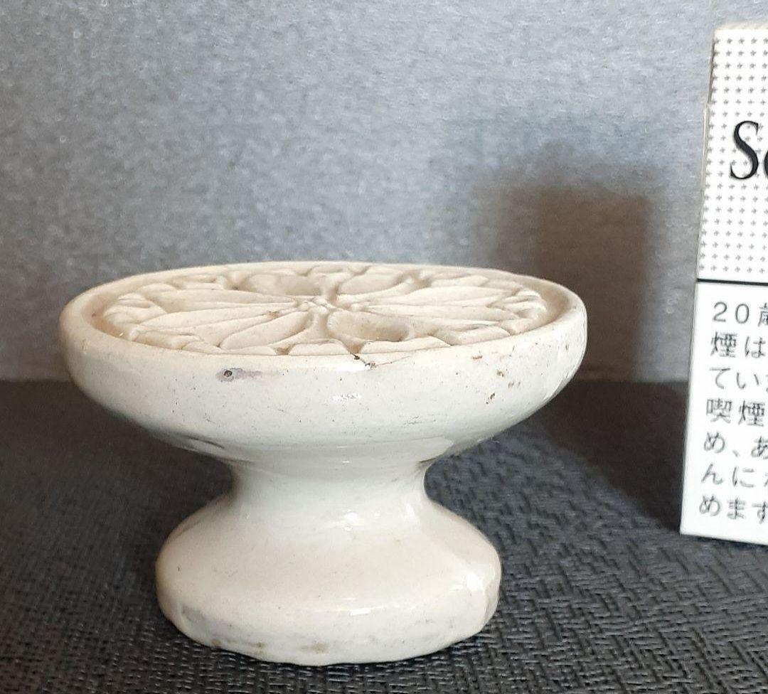 李朝　韓国古美術　韓国古陶磁器　白磁　陽刻浮彫　花文様　高付台皿　菓子型　餅型