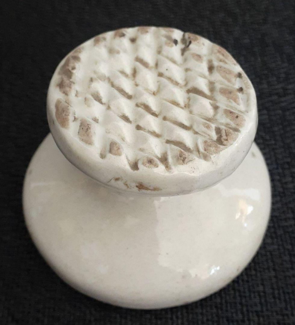 李朝　韓国古美術　韓国古陶磁器　白磁　陽刻浮彫　花文様　高付台皿　菓子型　餅型