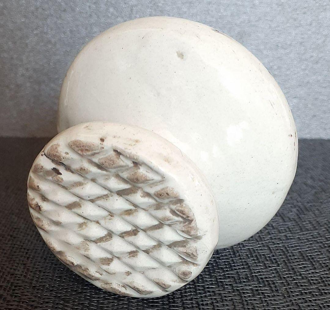 李朝　韓国古美術　韓国古陶磁器　白磁　陽刻浮彫　花文様　高付台皿　菓子型　餅型