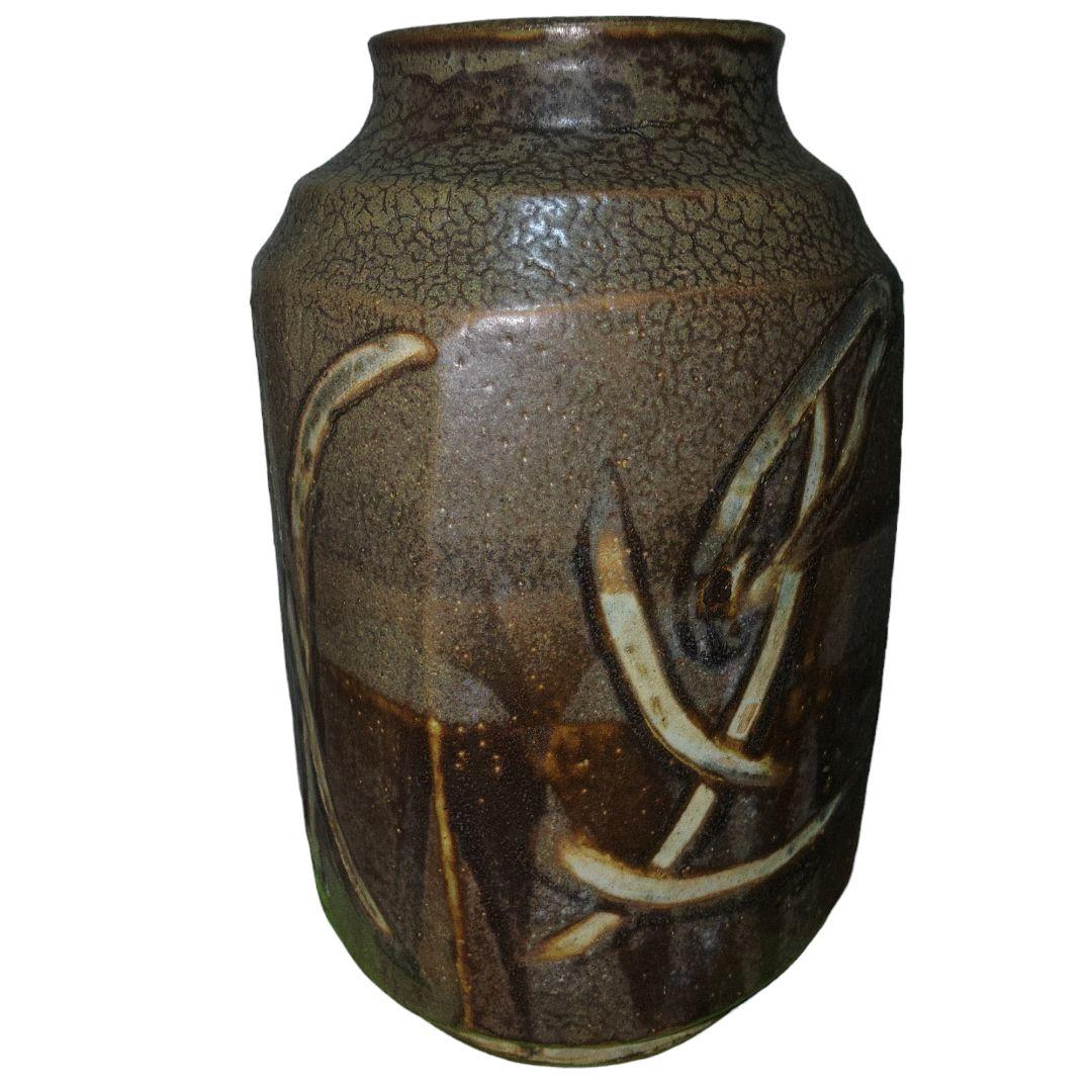 益子焼?　多面体鉄釉文字文花瓶　高さ30cm