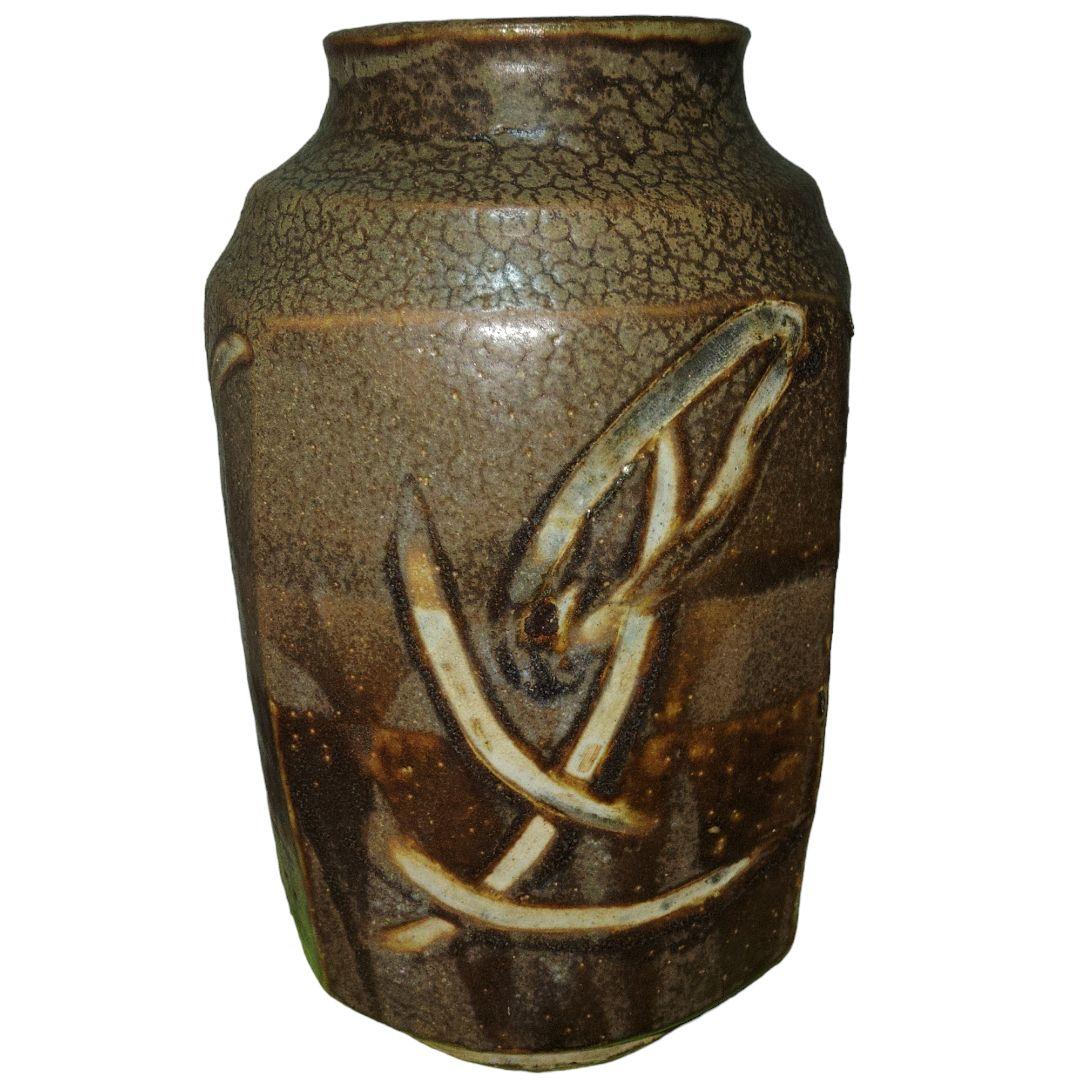 益子焼?　多面体鉄釉文字文花瓶　高さ30cm