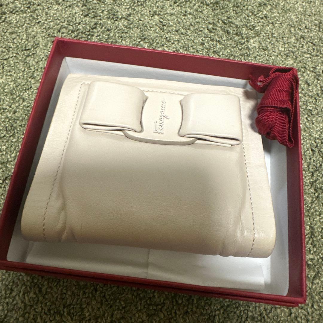 フェラガモ レザーリボン二つ折り財布お値下げ