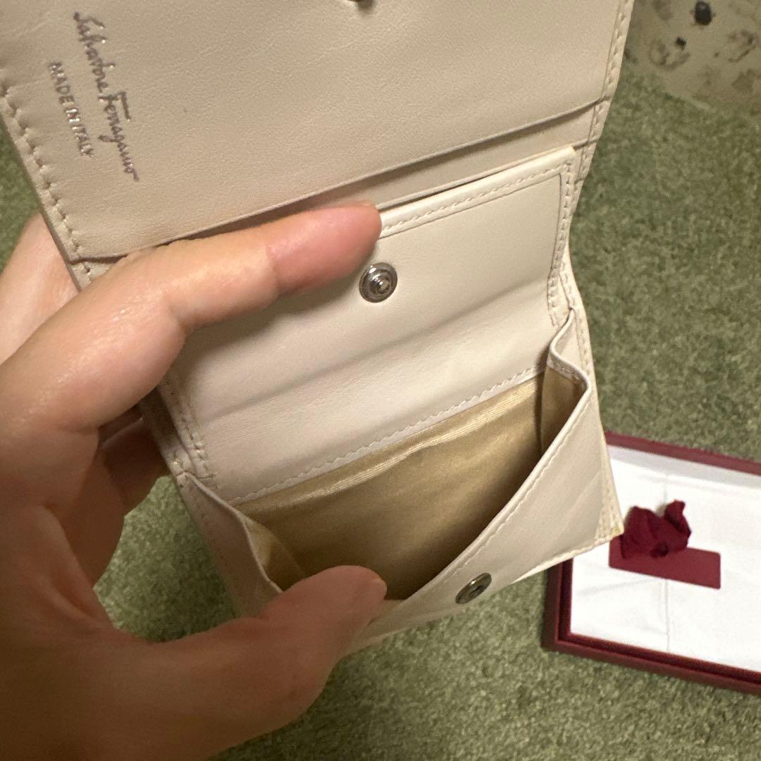 フェラガモ レザーリボン二つ折り財布お値下げ
