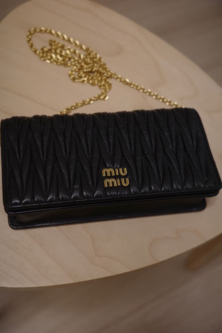 miu miu 黒 レザー ショルダーウォレット