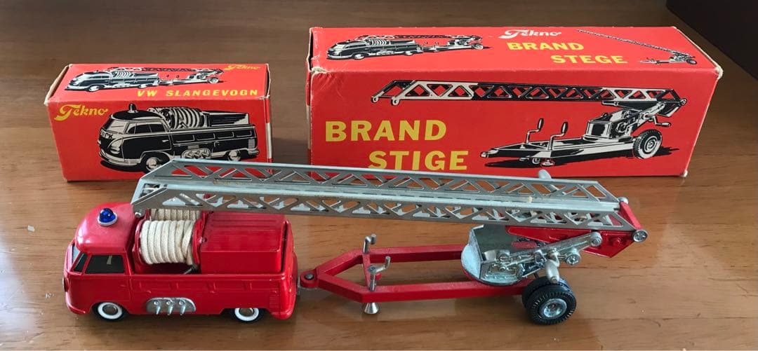 消防　はしご車　テクノ　408と409