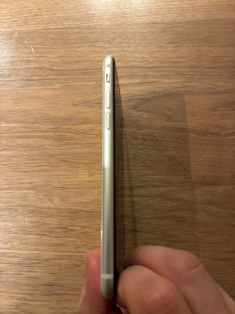 <送料込> iPhone SE 第3世代 スターライト 64GB SIM フリー