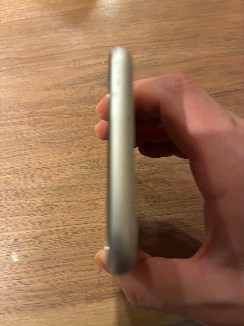 <送料込> iPhone SE 第3世代 スターライト 64GB SIM フリー