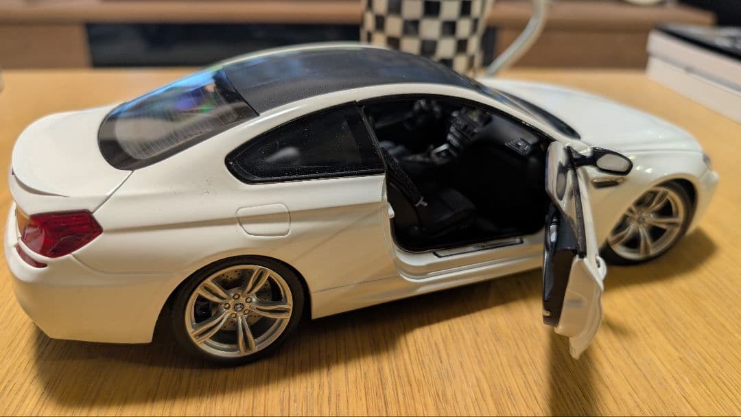 【美品】BMW M6 F13 ホワイト 1/18 モデルカー