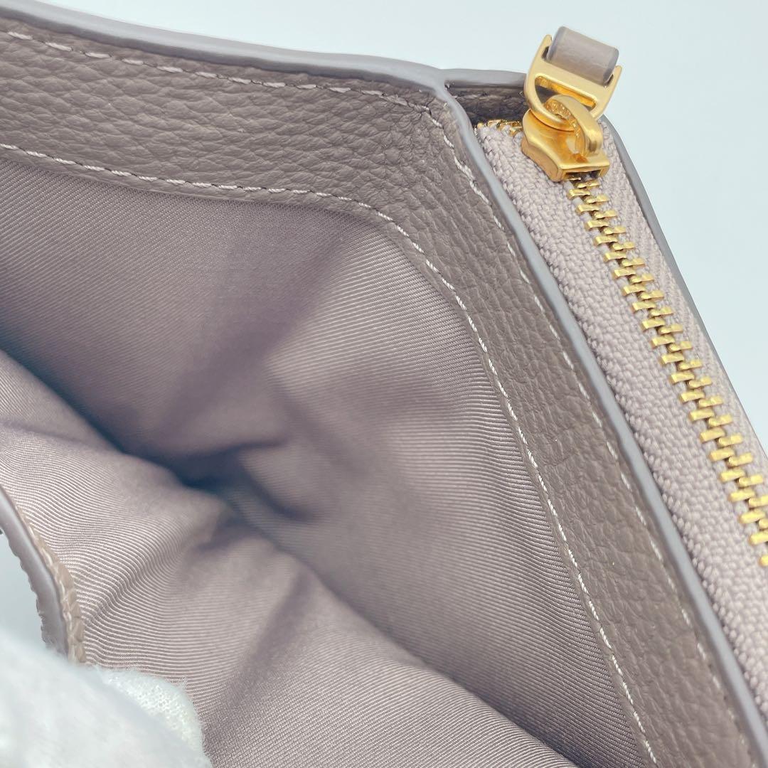 美品✨Tory Burch トリーバーチ 二つ折り財布 グレージュ 金ロゴ