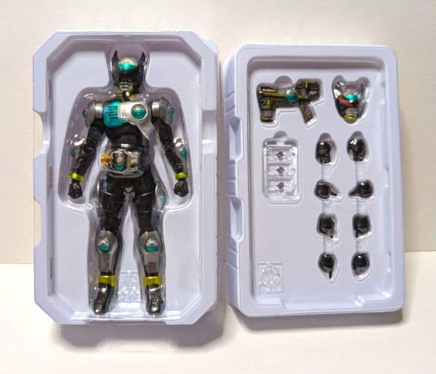 S.H.フィギュアーツ 真骨彫製法 仮面ライダーバース＆CLAWs・サソリ