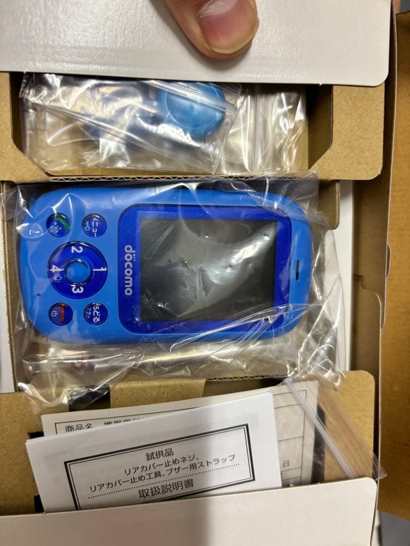 【新品】【送料込】docomo F-03J 青 ストラップ付き