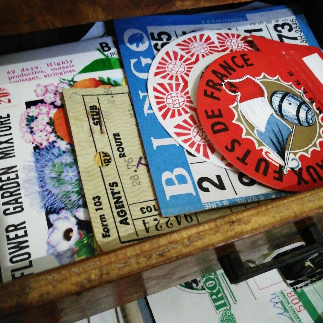 木製のアンティーク引き出しにたっぷりの海外紙モノコレクション♡　蚤の市