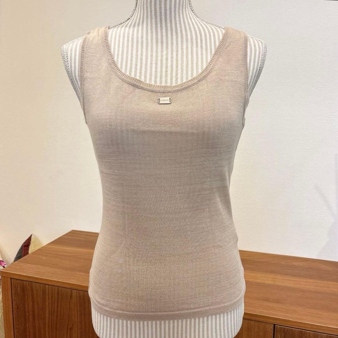 シャネル　ノースリーブカットソー　ロゴプレート　タンクトップ40 ベージュ