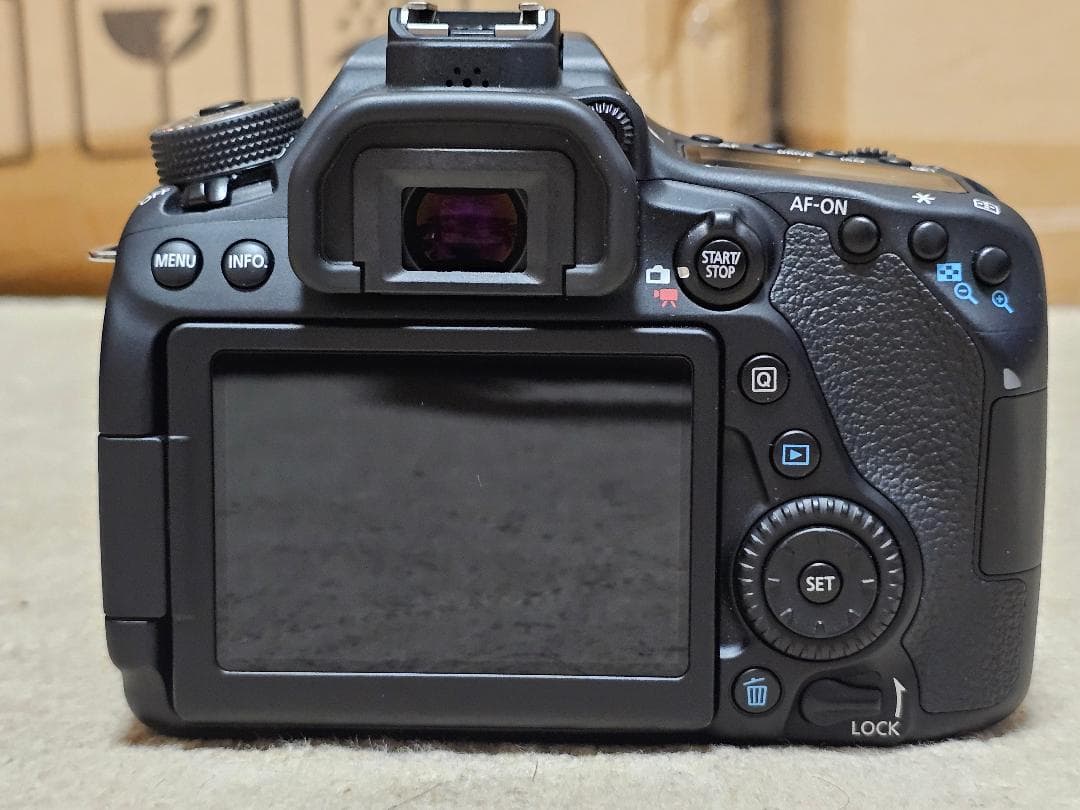 【中古品】EOS80D本体、EF-S18-200mm セット CANON