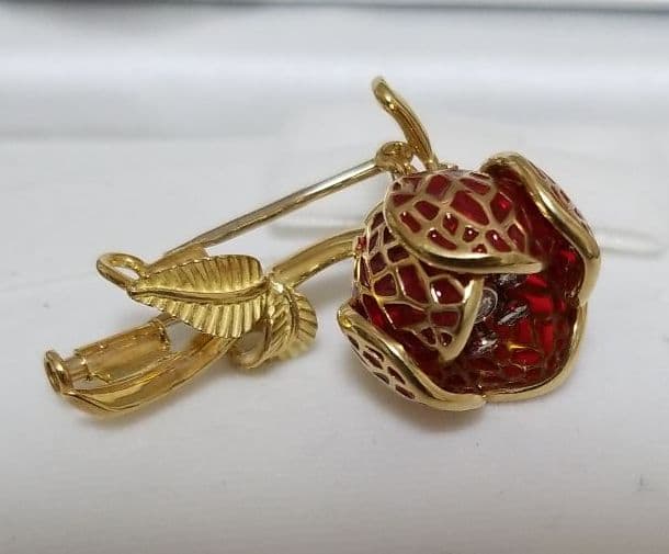 平和堂貿易　動く　ブローチ　刻印　あり　金　750　PT950　0、28カラット