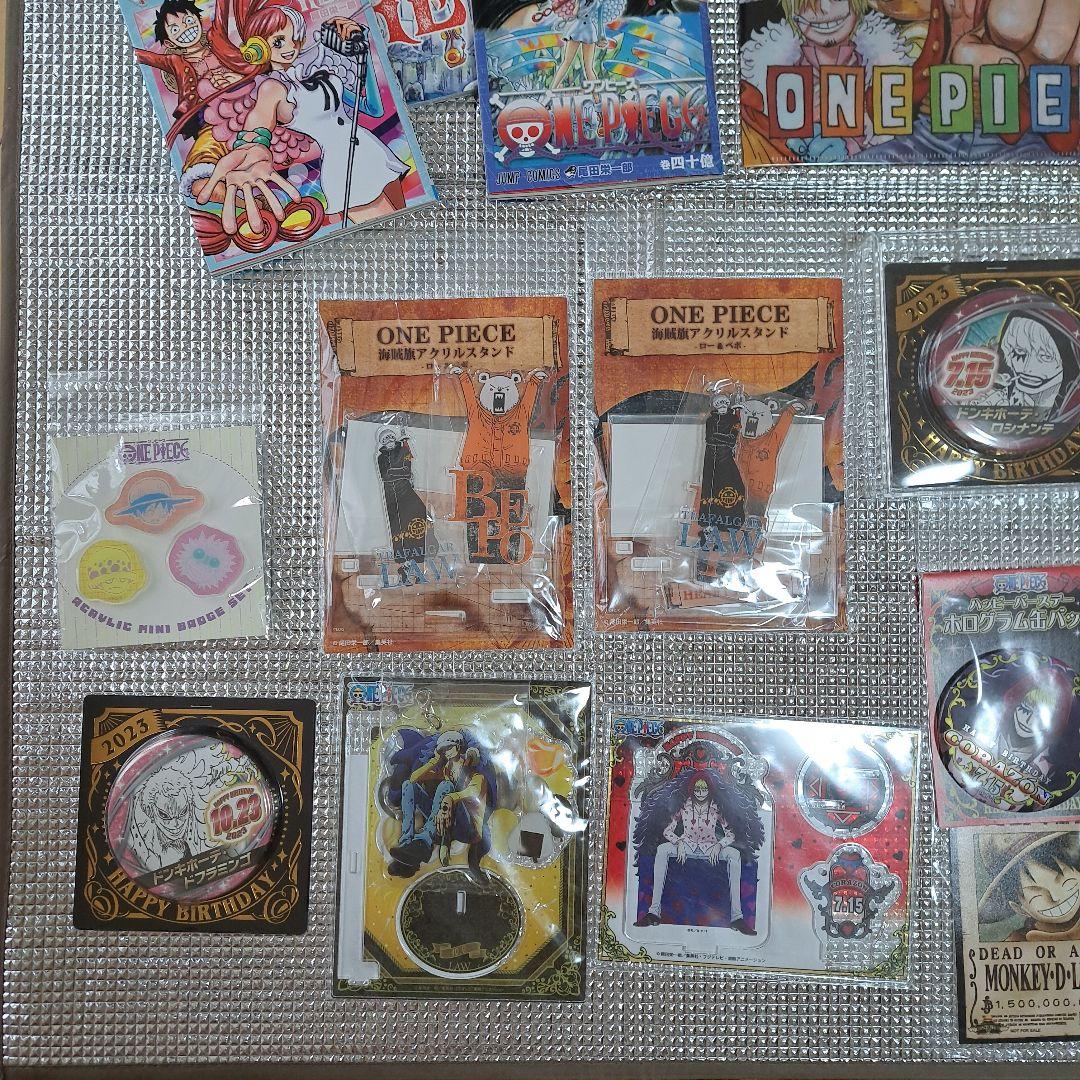 ワンピース　缶バッジ　アクリルアクセサリースタンド