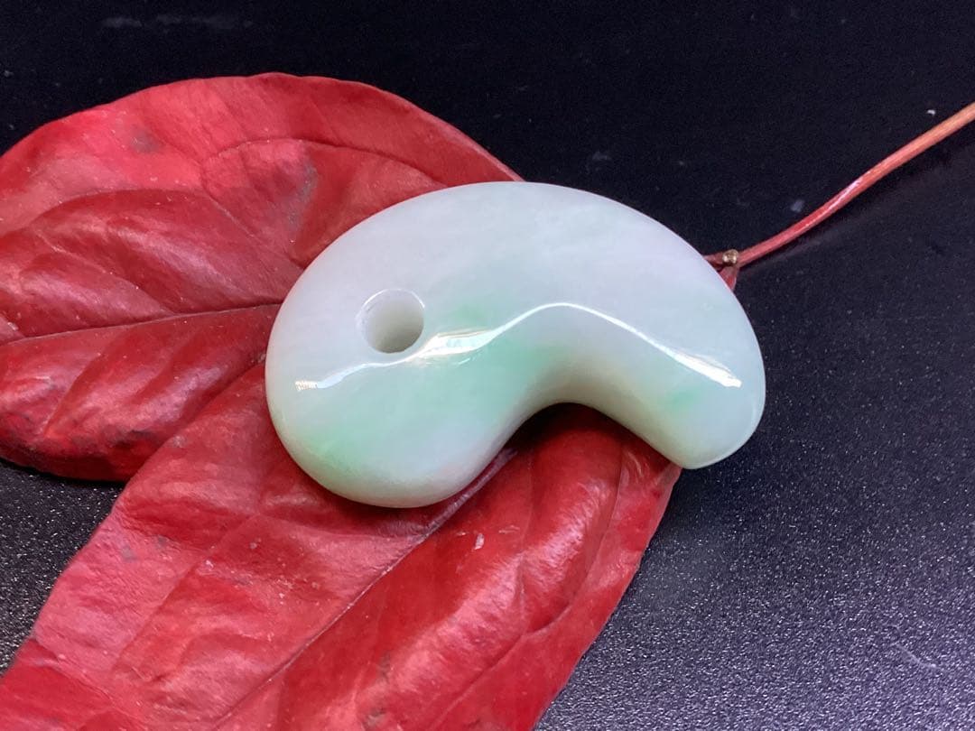 ✳ premiumシリーズ　一流の勾玉　味身色合い良好　糸魚川翡翠*格上の勾玉‼️