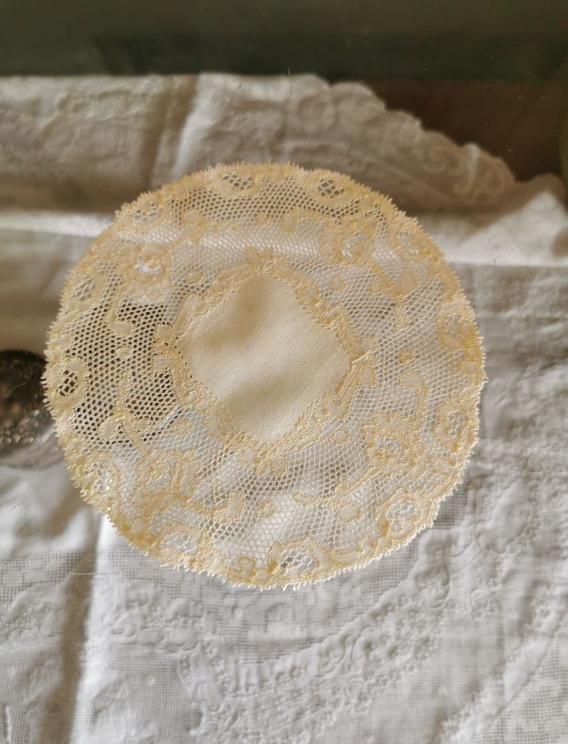 アンティーク ポワンドパリ 舞う1輪の薔薇のモチーフ センターフレームドイリー