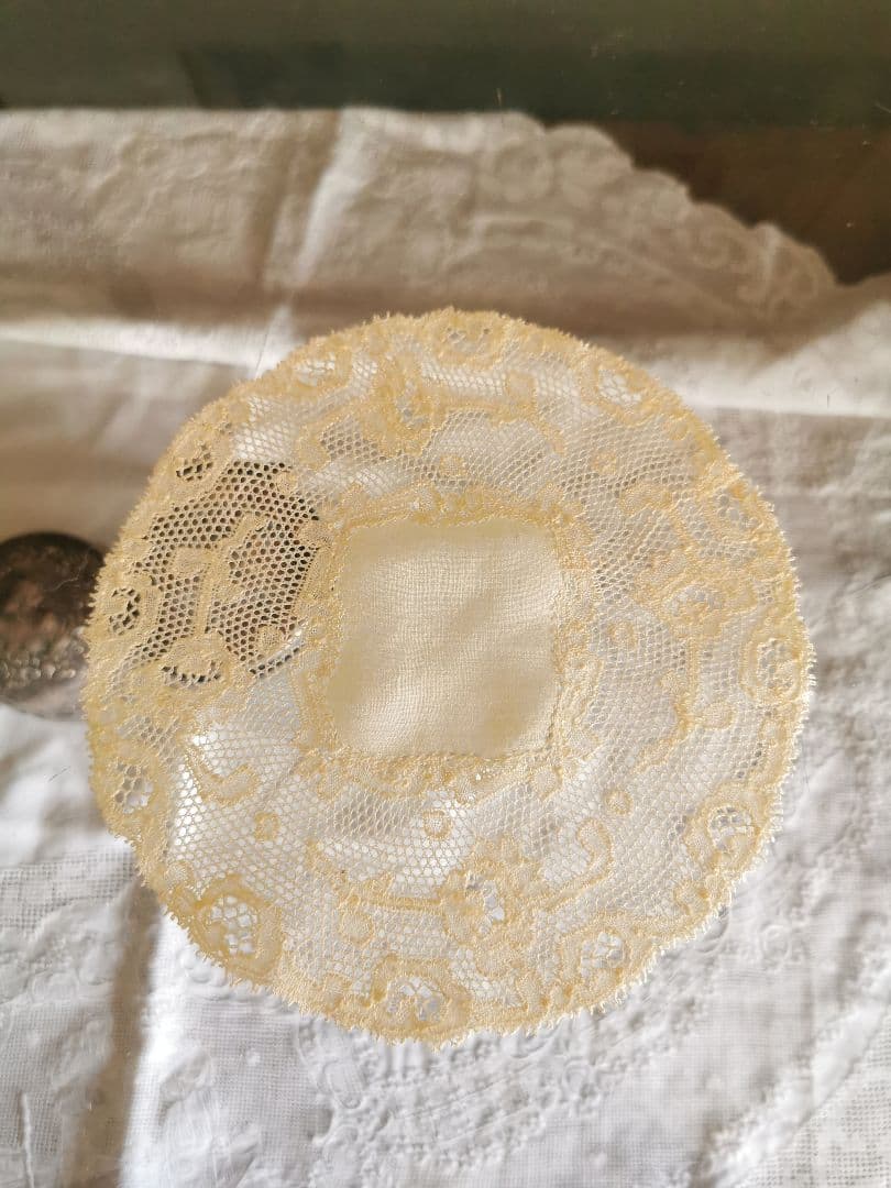 アンティーク ポワンドパリ 舞う1輪の薔薇のモチーフ センターフレームドイリー