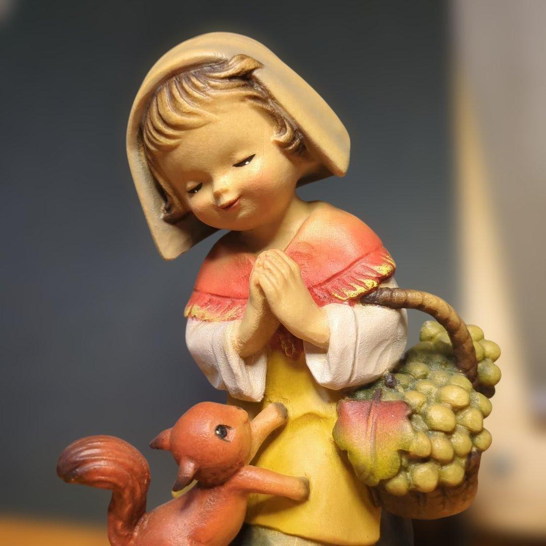 イタリア　アンリ社　木彫りの人形 収穫の祈り　という作品です。