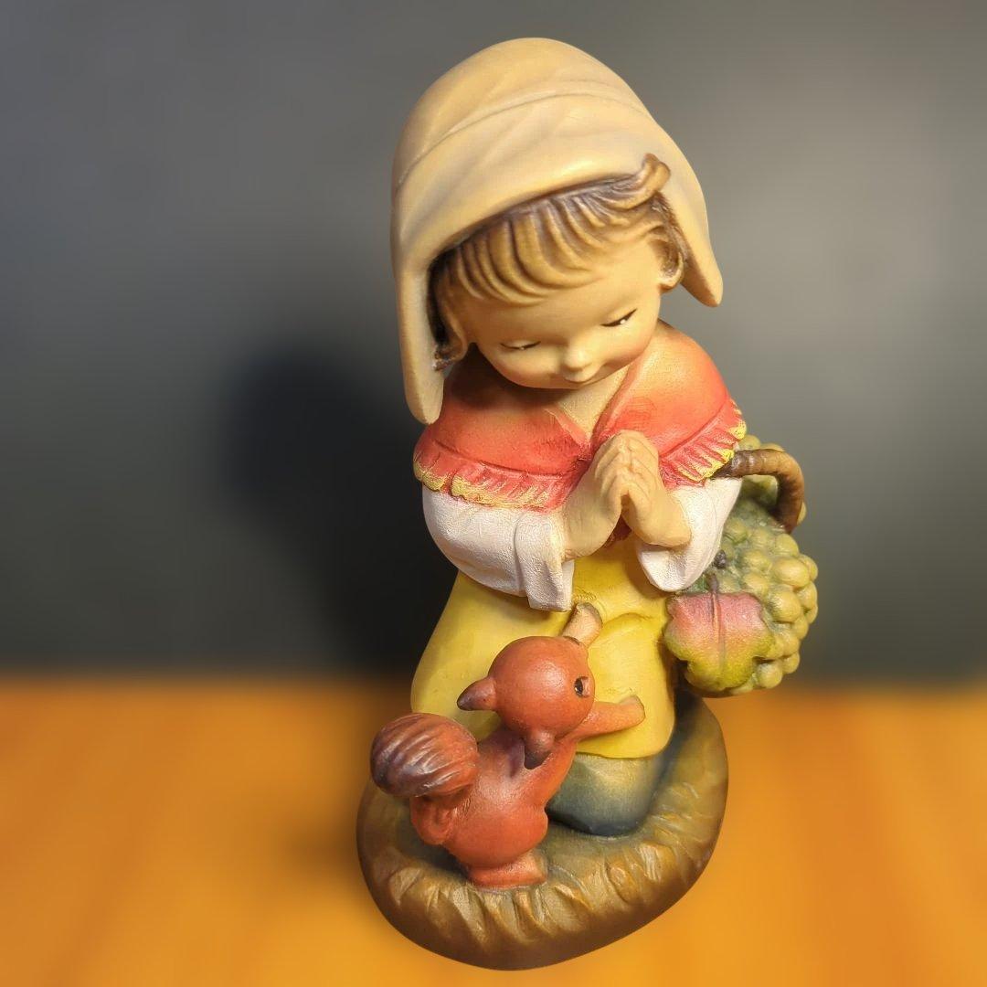 イタリア　アンリ社　木彫りの人形 収穫の祈り　という作品です。