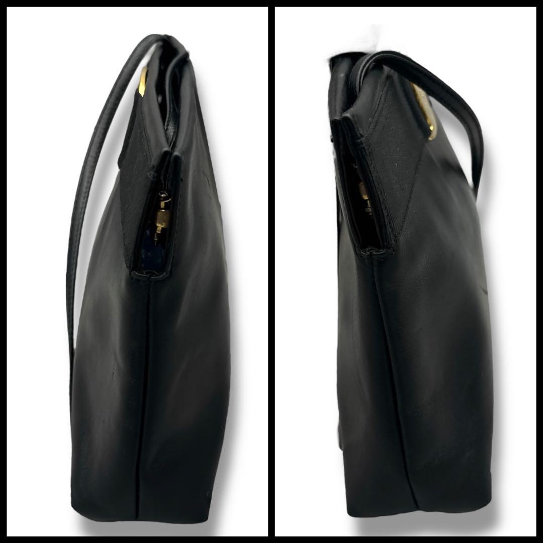 サルバトーレフェラガモ　ヴァラリボン　ゴールド金具　ショルダーバッグ　がま口　黒