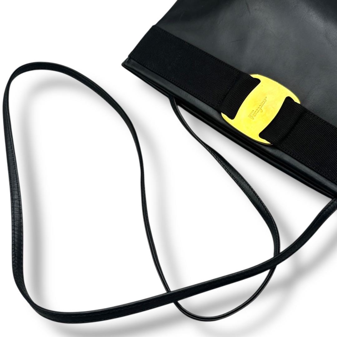 サルバトーレフェラガモ　ヴァラリボン　ゴールド金具　ショルダーバッグ　がま口　黒