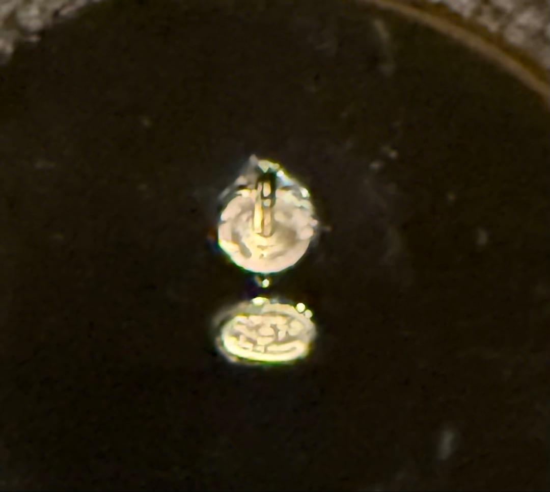 CHANEL ロゴ レコードがデザインされたピンブローチ。