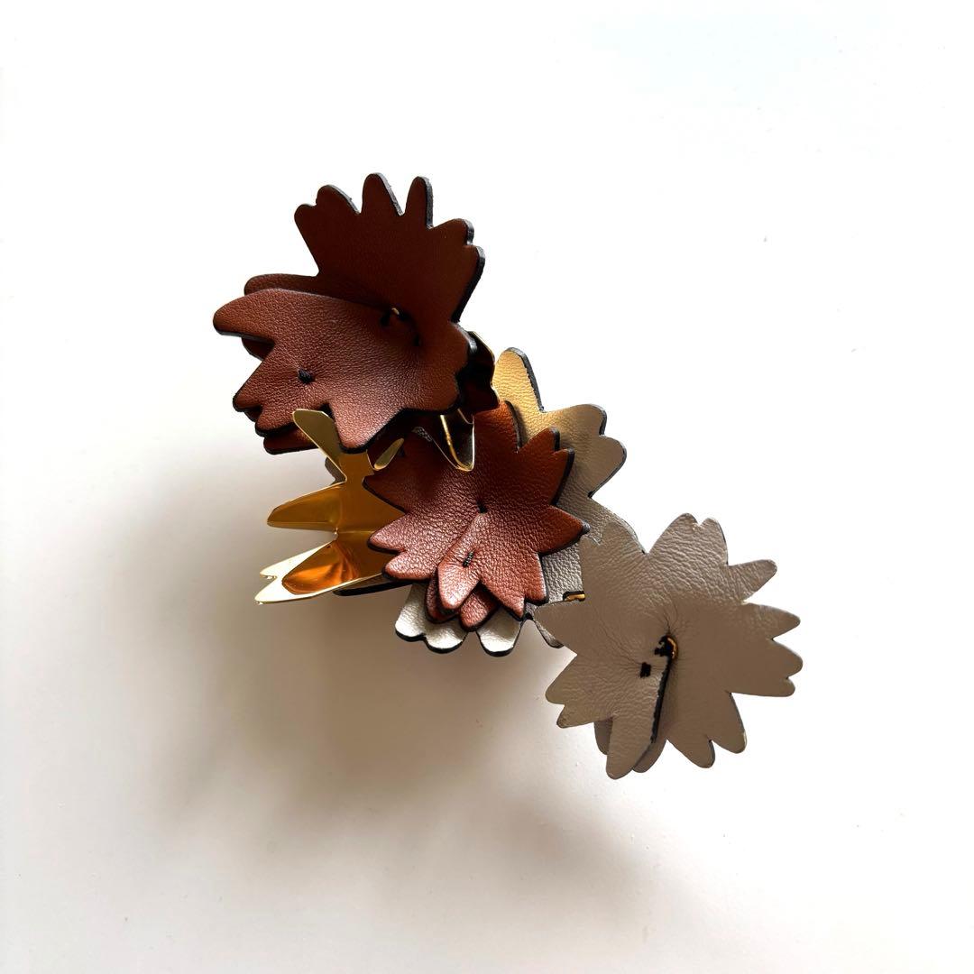 超美品✨MARNI ブローチ 保存袋付き　花　レザー&メタル　ゴールド