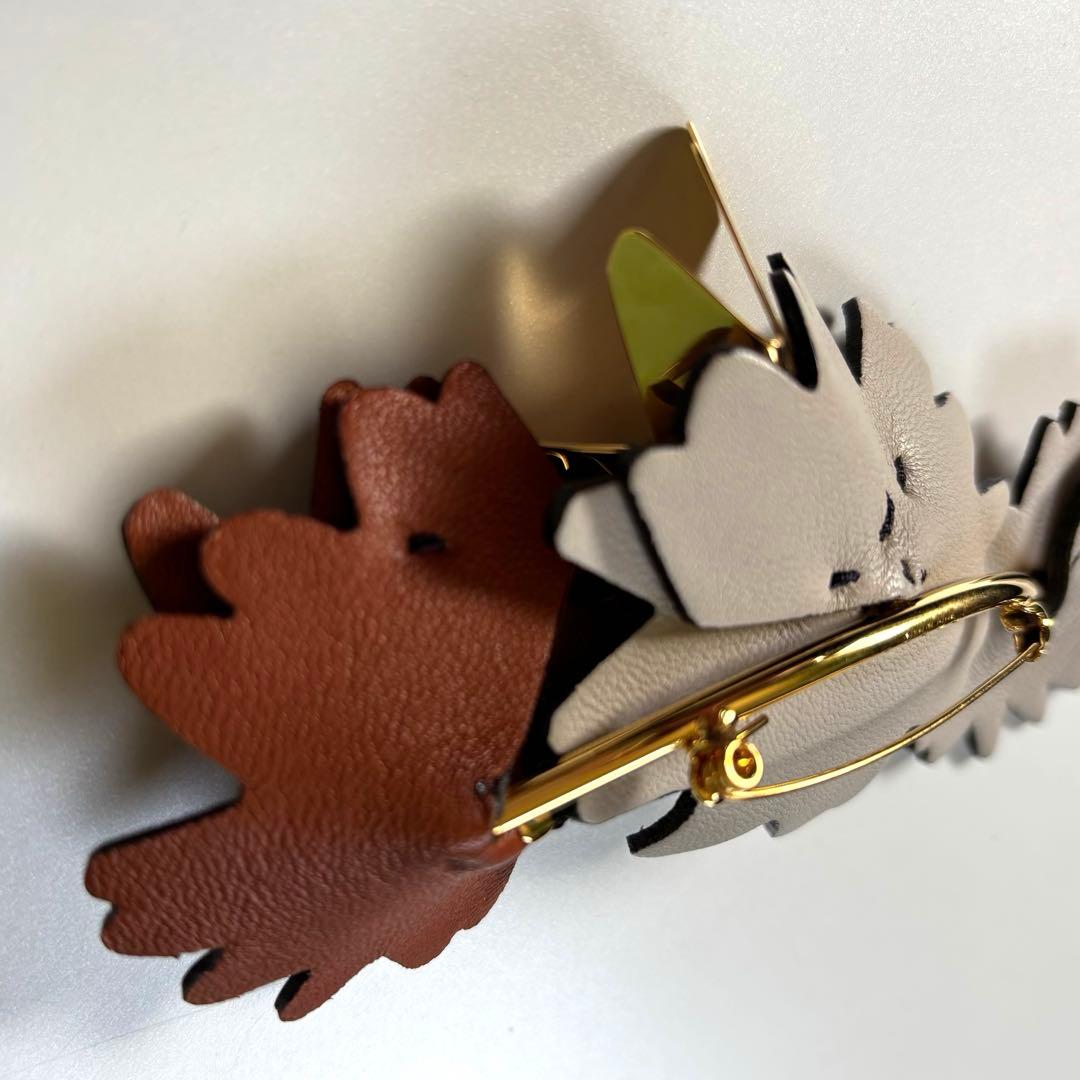 超美品✨MARNI ブローチ 保存袋付き　花　レザー&メタル　ゴールド