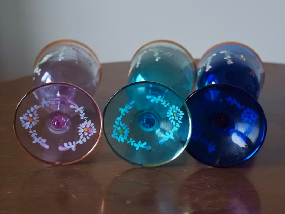 ベネチアングラス　３色　 金彩装飾　花文　手描き装飾　ワイングラス　Q2242