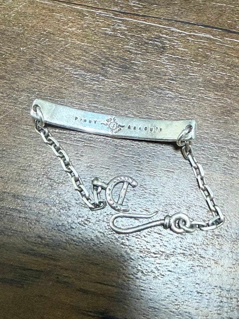 ファーストアローズ　k18 唐草彫りプレート付きブレス