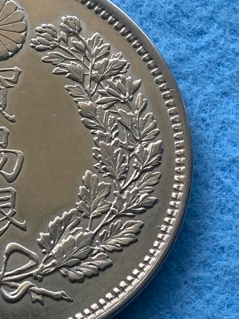 貿易銀　明治8年　一圓銀貨　　　　菊紋・竜　左丸銀