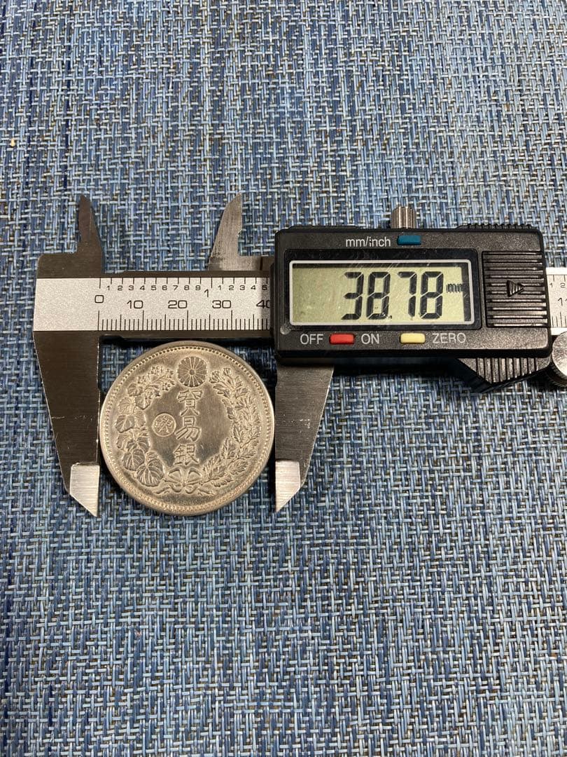 貿易銀　明治8年　一圓銀貨　　　　菊紋・竜　左丸銀