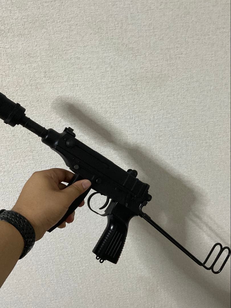 【美品】Vz61スコーピオン 電動ガン バッテリー、充電器、純正サプレッサー付き