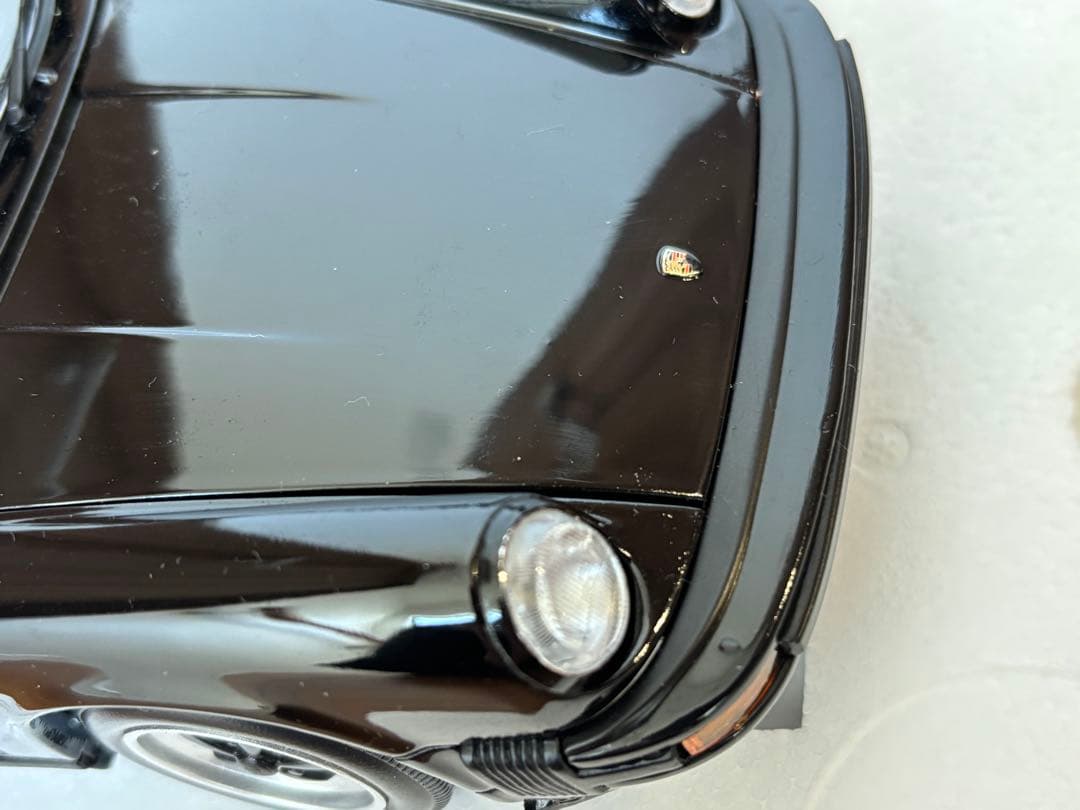 1/18 ミニチャンプス ポルシェ911(930) 1983 訳あり