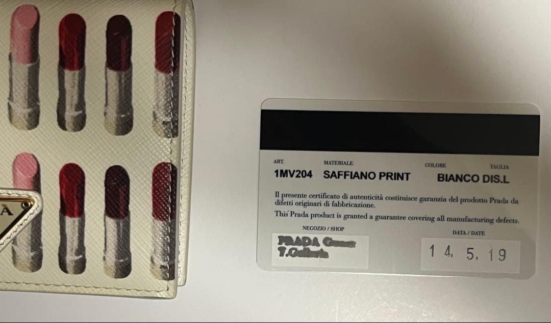 美品！PRADA プラダ 2つ折り財布リップ柄　1MHV204