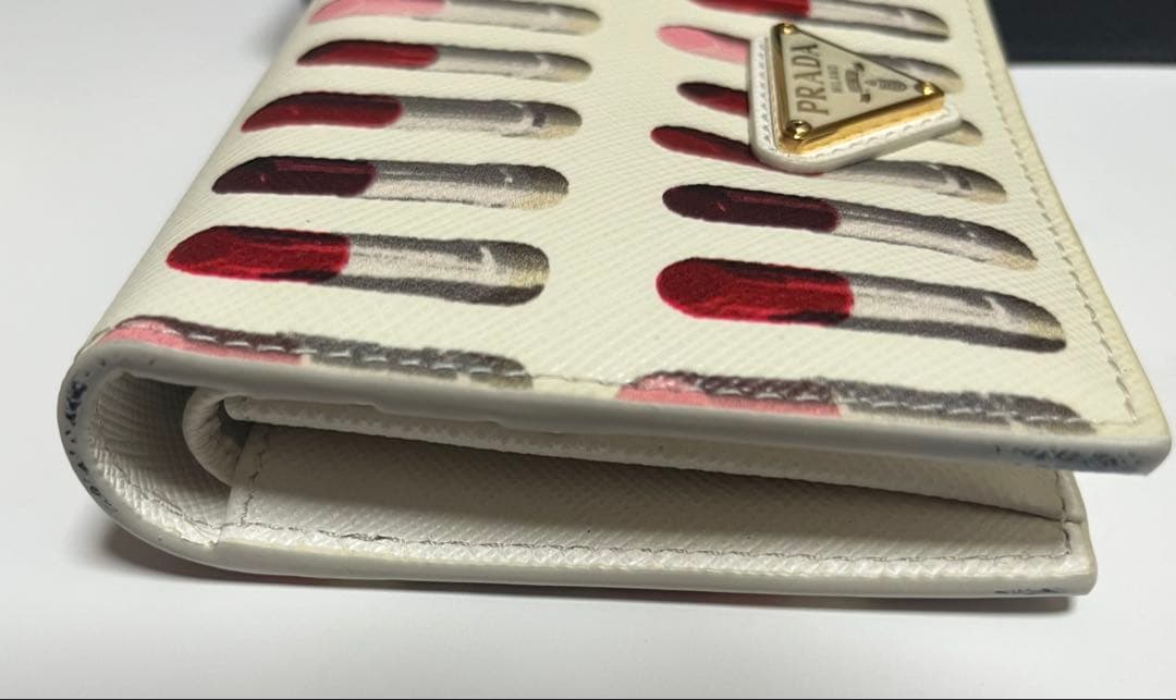 美品！PRADA プラダ 2つ折り財布リップ柄　1MHV204