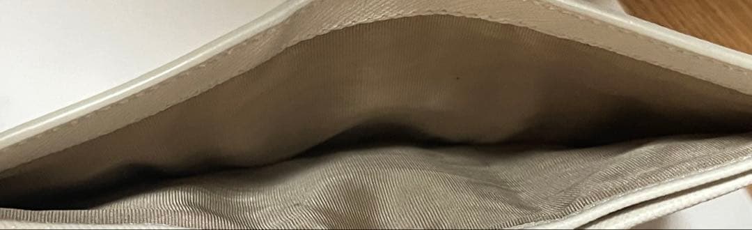 美品！PRADA プラダ 2つ折り財布リップ柄　1MHV204