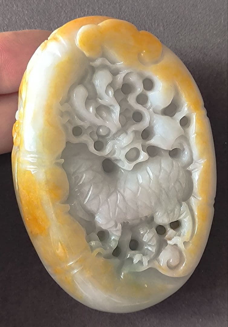 【特価】ミャンマー産黄色本翡翠の彫刻①