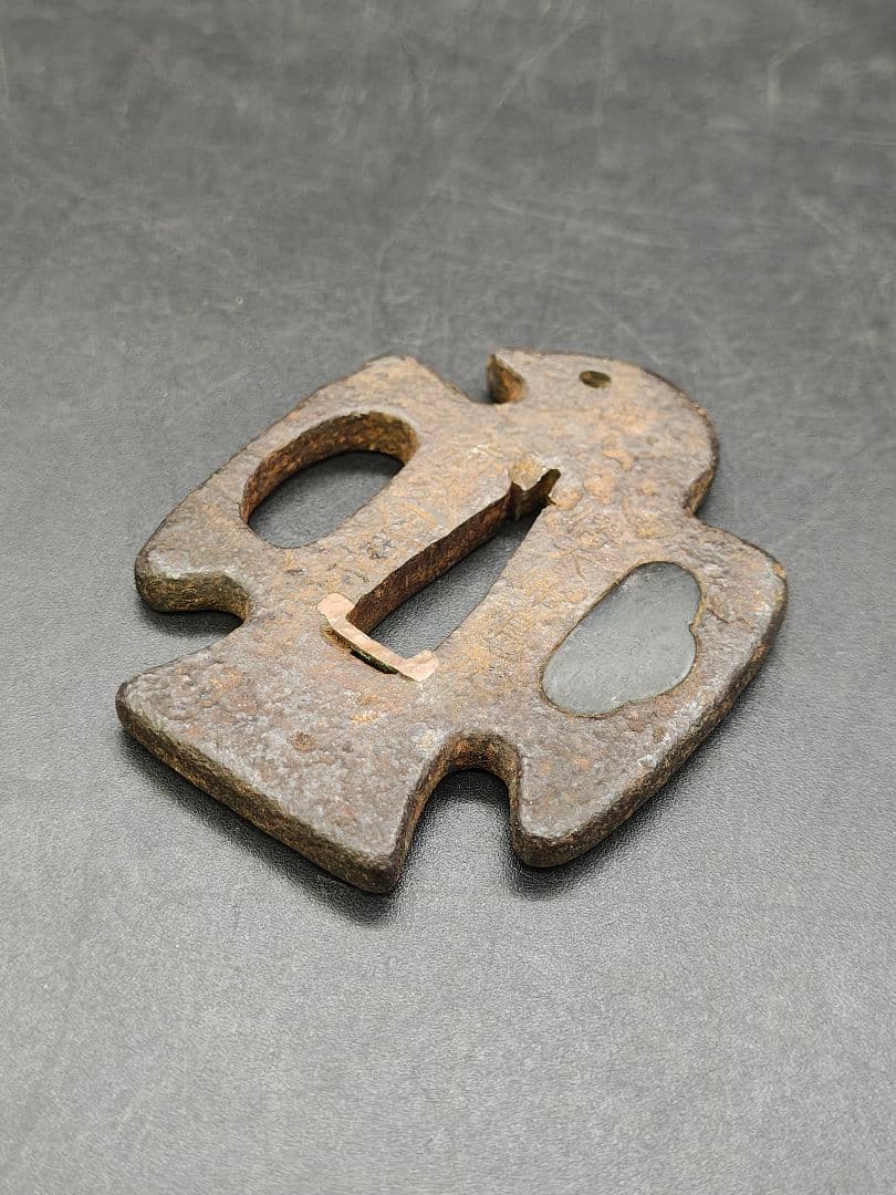 紀宗政作　八幡太郎鳩丸御太刀鍔写　鉄地変形子鍔　甲冑師鍔　武具　江戸時代後期