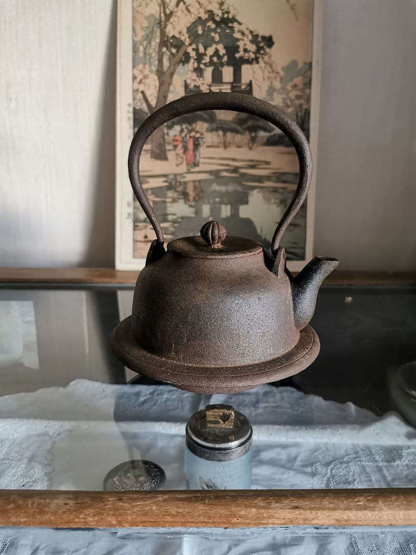 和骨董 重厚な１Ｌ南部鉄瓶 赤紫茶鉄器 珍しい胴下周り装飾付フォルム 菊/蓮摘み