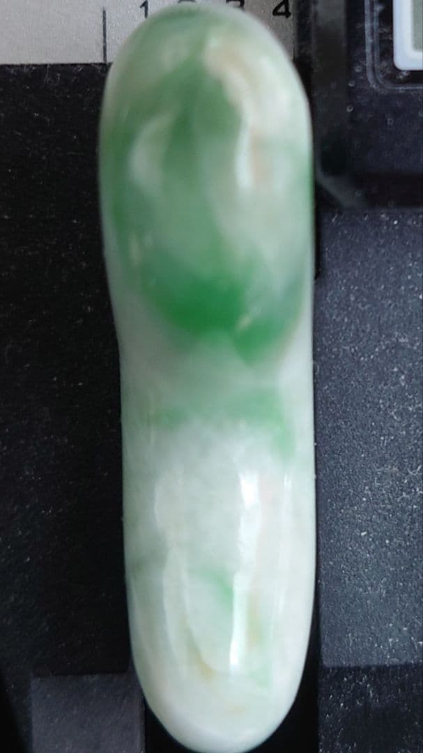 糸魚川翡翠　勾玉　緑が濃い