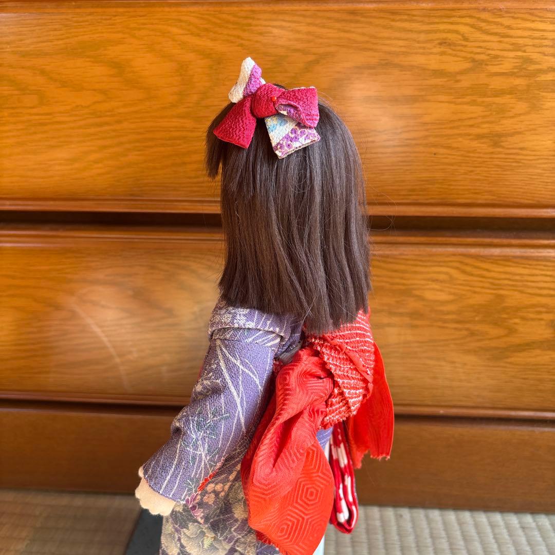 ①紫色の着物の和服人形