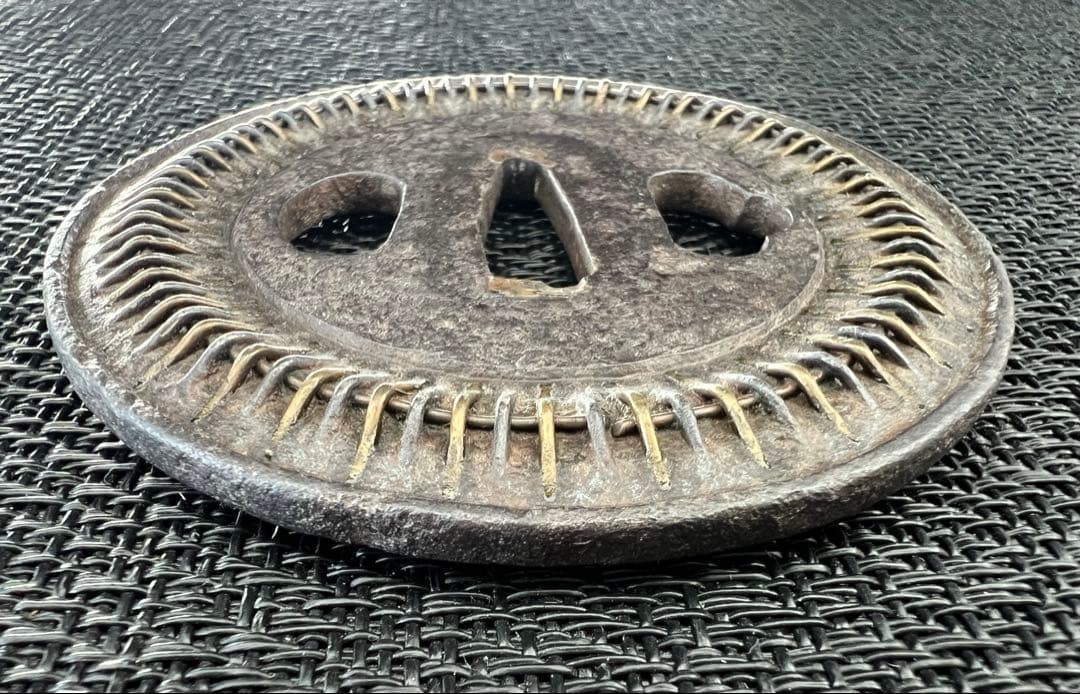 刀鍔 信玄鍔 百足鍔 無銘 鉃地 真鍮 年代物 箱付き(鍔布団付き)