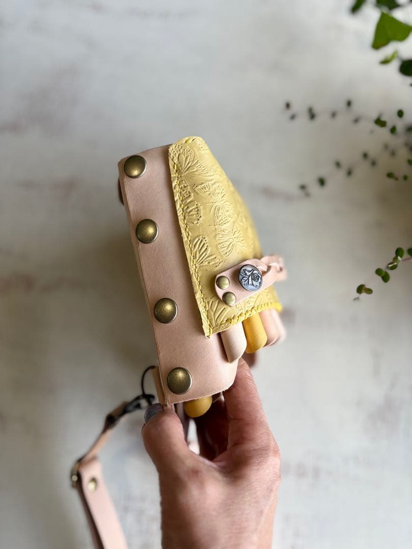 kazpoo ヌメ革ナチュラル、蝶型押しペールイエローの大容量シザーケース